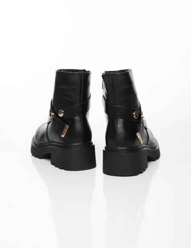 Cette image contient Bottines à Brides Décoratives chez Joliesse. à 159,99 TND en Tunisie. L'hexa de l'arrière plan est #E7E7E7