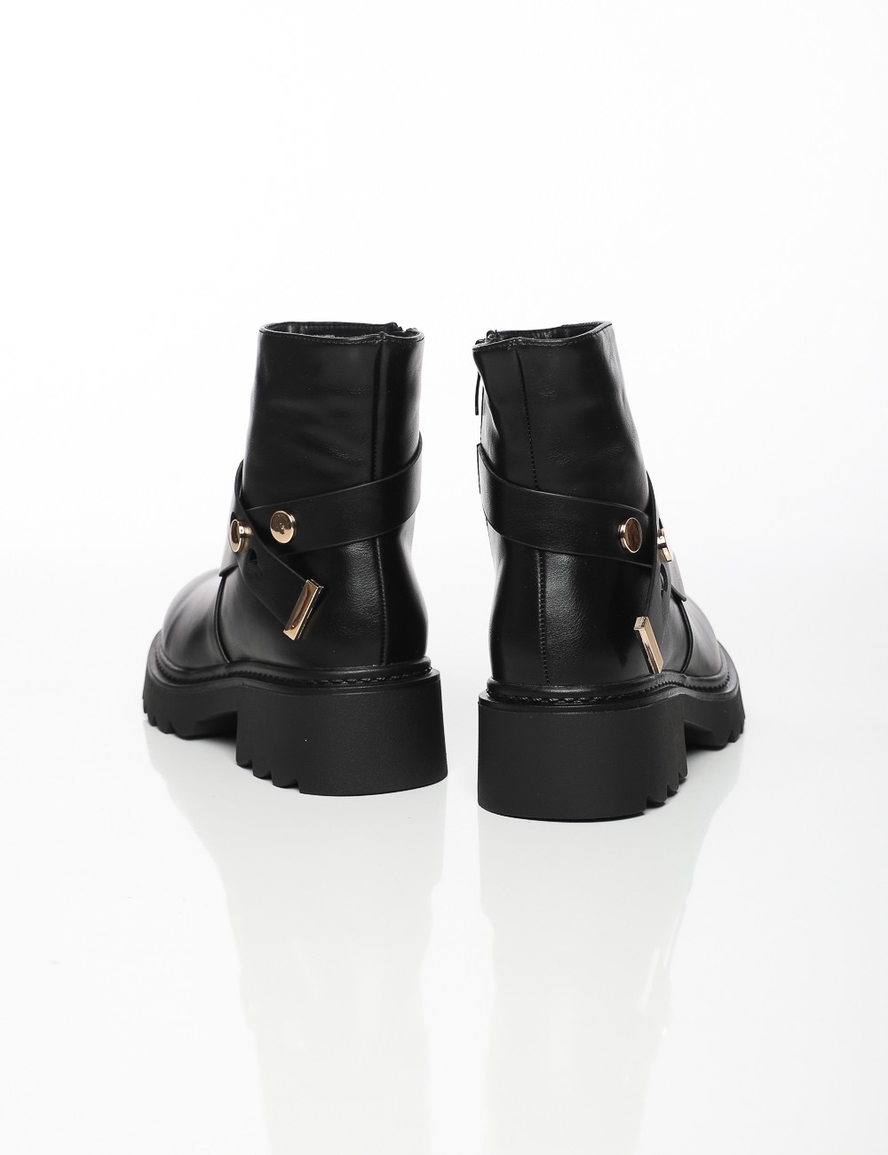 Cette image contient Bottines à Brides Décoratives chez Joliesse. à 159,99 TND en Tunisie. L'hexa de l'arrière plan est #E7E7E7