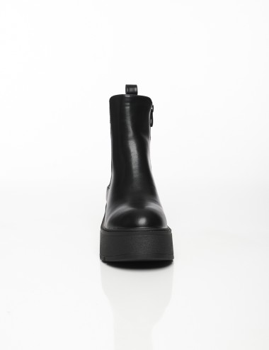 Cette image contient Bottines Plateformes Élastiques chez Joliesse. à 159,99 TND en Tunisie. L'hexa de l'arrière plan est #E7E7E