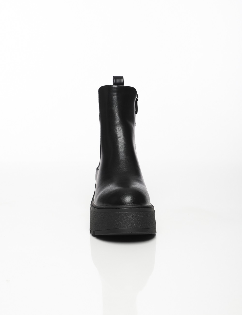 Cette image contient Bottines Plateformes Élastiques chez Joliesse. à 159,99 TND en Tunisie. L'hexa de l'arrière plan est #E7E7E