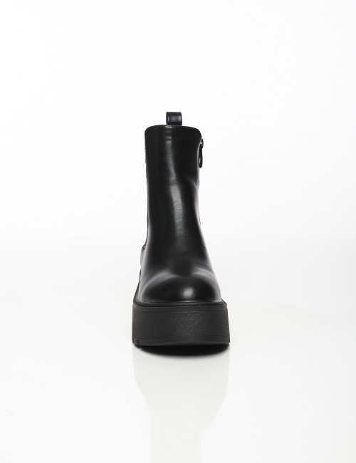 Cette image contient Bottines Plateformes Élastiques chez Joliesse. à 159,99 TND en Tunisie. L'hexa de l'arrière plan est #E7E7E