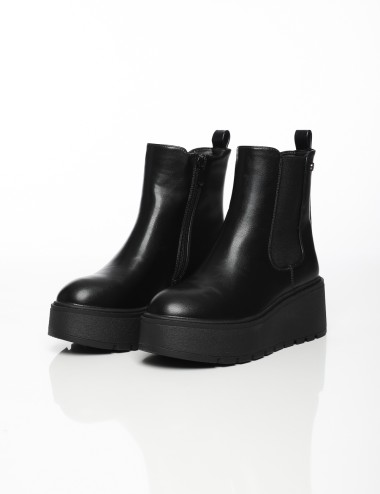 Cette image contient Bottines Plateformes Élastiques chez Joliesse. à 159,99 TND en Tunisie. L'hexa de l'arrière plan est #E7E7E