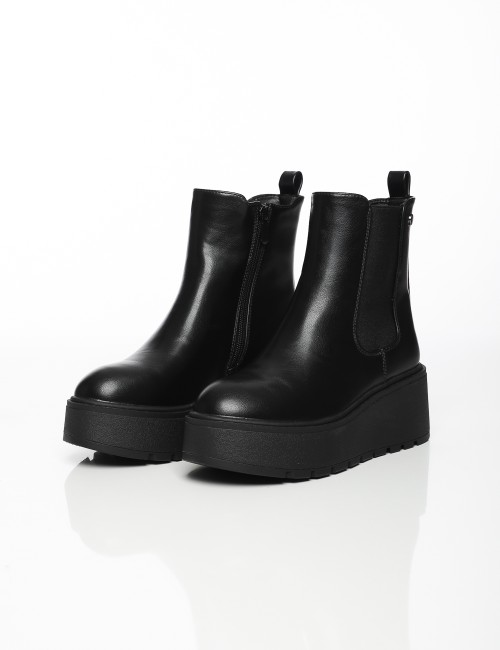 Cette image contient Bottines Plateformes Élastiques chez Joliesse. à 159,99 TND en Tunisie. L'hexa de l'arrière plan est #E7E7E