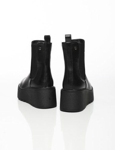 Cette image contient Bottines Plateformes Élastiques chez Joliesse. à 159,99 TND en Tunisie. L'hexa de l'arrière plan est #E7E7E