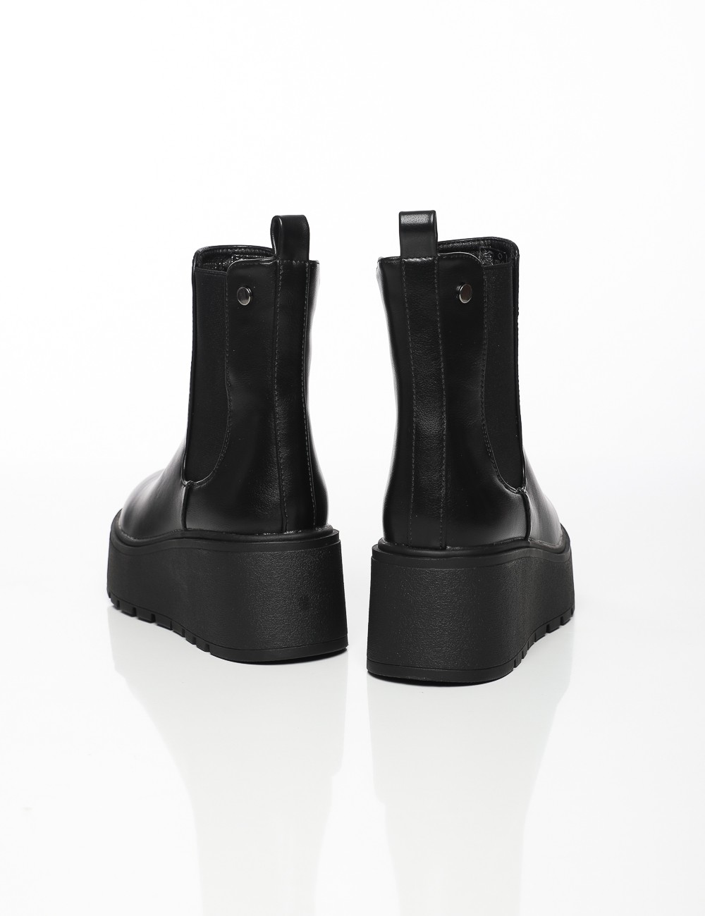 Cette image contient Bottines Plateformes Élastiques chez Joliesse. à 159,99 TND en Tunisie. L'hexa de l'arrière plan est #E7E7E