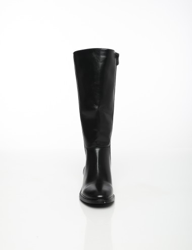 Cette image contient Bottes Hautes à Talon Bas chez Joliesse. à 189,99 TND en Tunisie. L'hexa de l'arrière plan est #E7E7E7