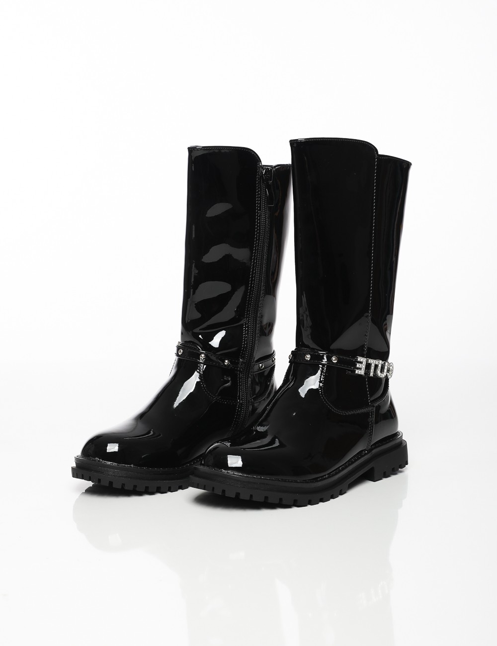 Cette image contient Bottes Vernies avec Détail CUT chez Joliesse. à 119,99 TND en Tunisie. L'hexa de l'arrière plan est #E7E7E7