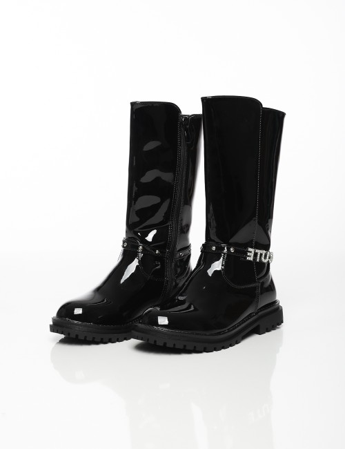 Cette image contient Bottes Vernies avec Détail CUT chez Joliesse. à 119,99 TND en Tunisie. L'hexa de l'arrière plan est #E7E7E7