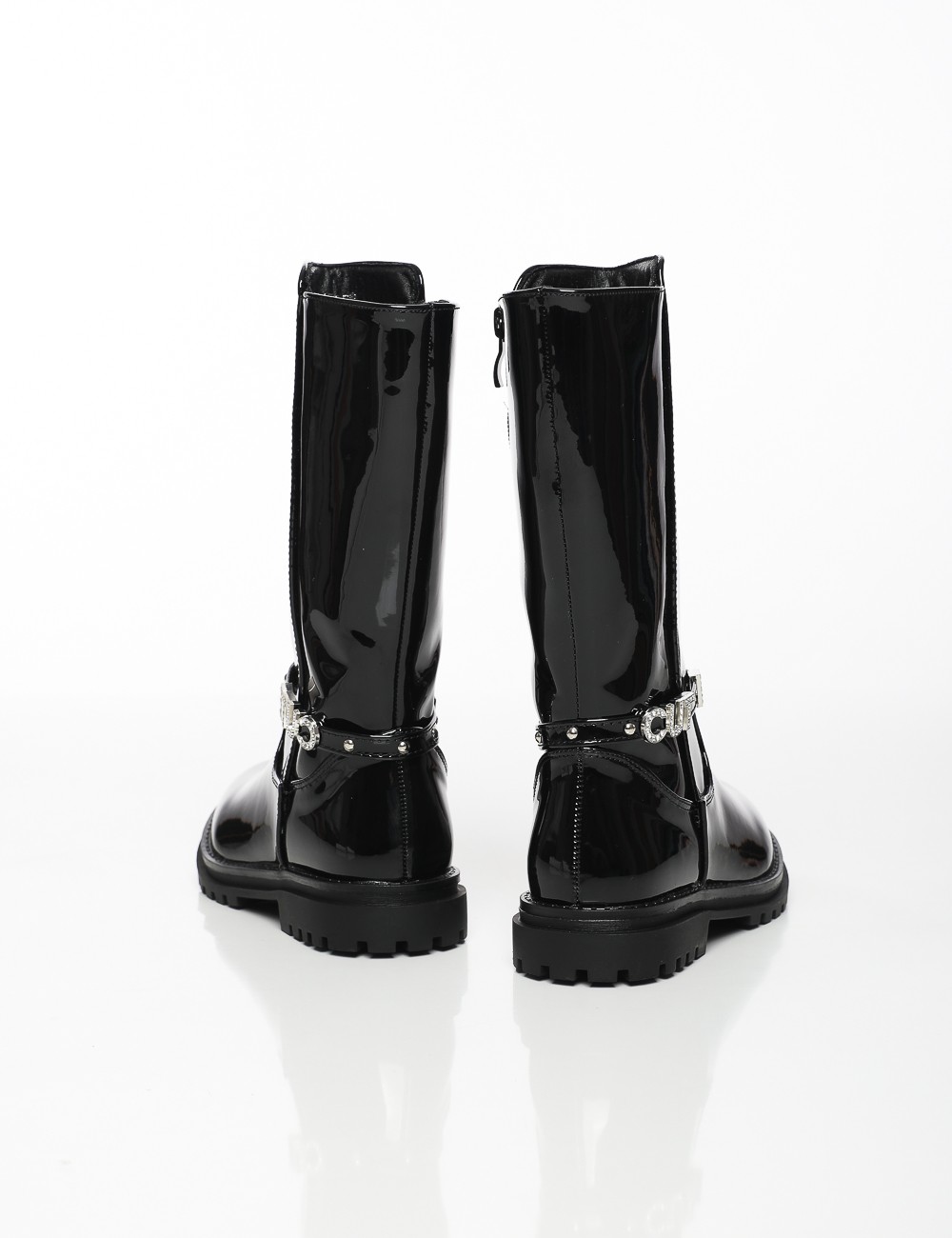 Cette image contient Bottes Vernies avec Détail CUT chez Joliesse. à 119,99 TND en Tunisie. L'hexa de l'arrière plan est #E7E7E7