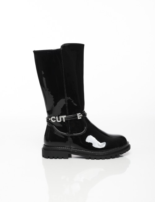 Cette image contient Bottes Vernies avec Détail CUT chez Joliesse. à 119,99 TND en Tunisie. L'hexa de l'arrière plan est #E7E7E7