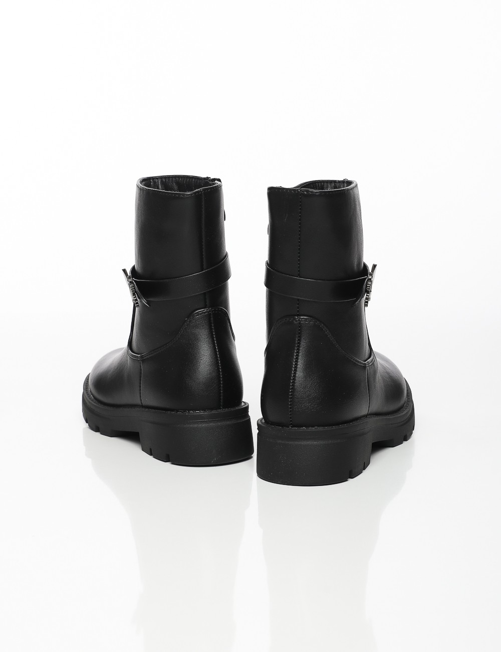 Cette image contient Bottines Papillon Métallique chez Joliesse. à 109,99 TND en Tunisie. L'hexa de l'arrière plan est #E7E7E7