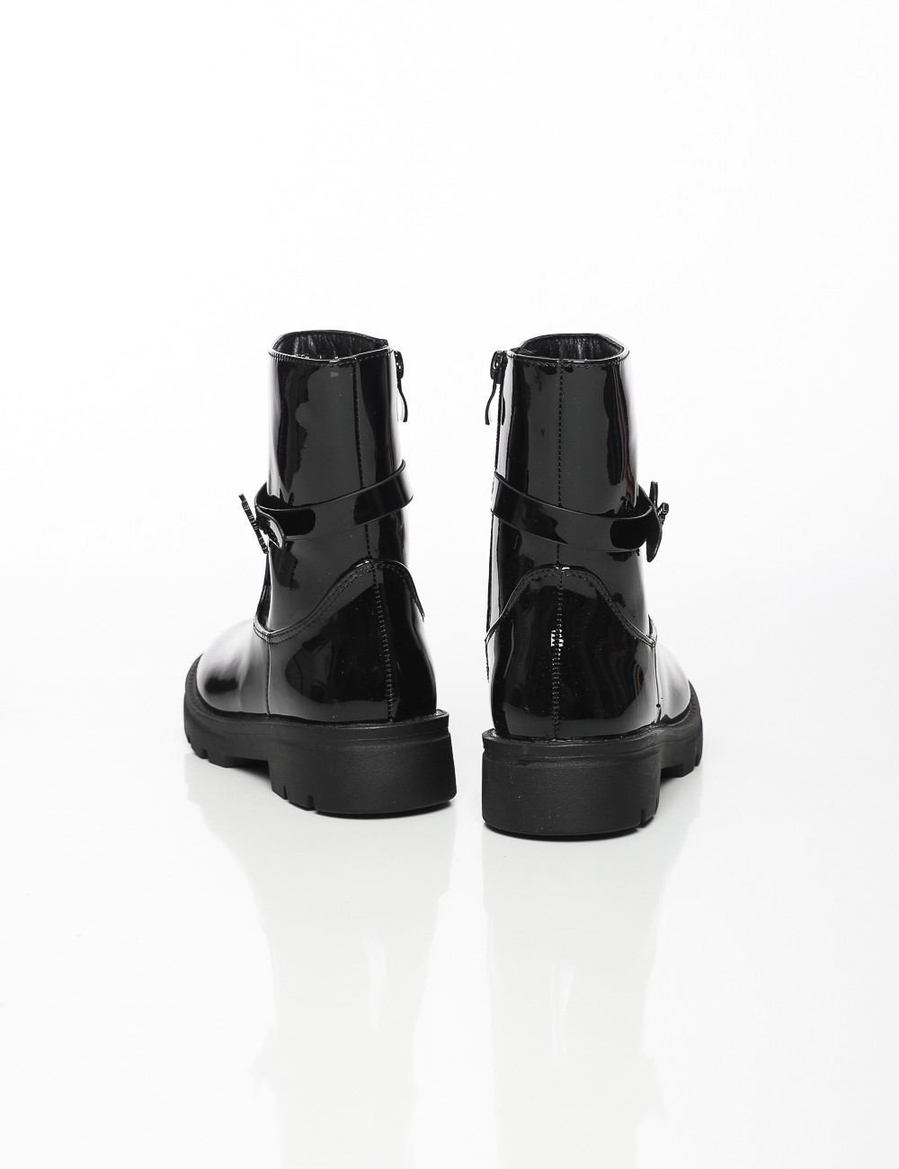 Cette image contient Bottines Vernies avec Détail Papillon chez Joliesse. à 109,99 TND en Tunisie. L'hexa de l'arrière plan est 