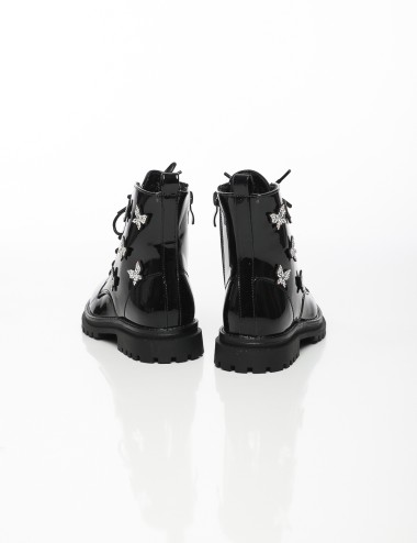 Cette image contient Bottines Vernies à Papillons Strass chez Joliesse. à 109,99 TND en Tunisie. L'hexa de l'arrière plan est #E