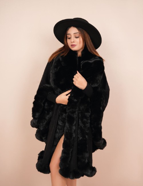 Cette image contient Poncho cape en fourrure chez Joliesse. à 174,99 TND en Tunisie. L'hexa de l'arrière plan est #E7E7E7