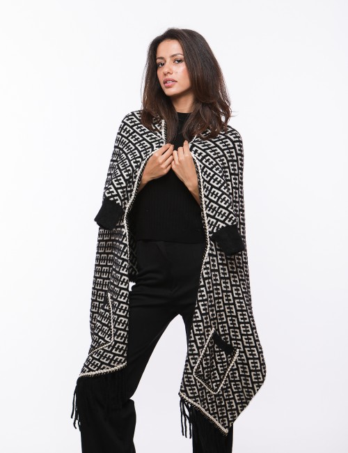 Cette image contient Poncho Carreaux chez Joliesse. à 179,99 TND en Tunisie. L'hexa de l'arrière plan est #E7E7E7