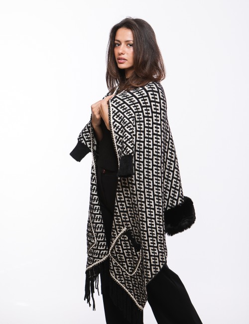 Cette image contient Poncho Carreaux chez Joliesse. à 179,99 TND en Tunisie. L'hexa de l'arrière plan est #E7E7E7