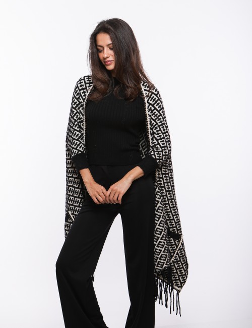 Cette image contient Poncho Carreaux chez Joliesse. à 179,99 TND en Tunisie. L'hexa de l'arrière plan est #E7E7E7