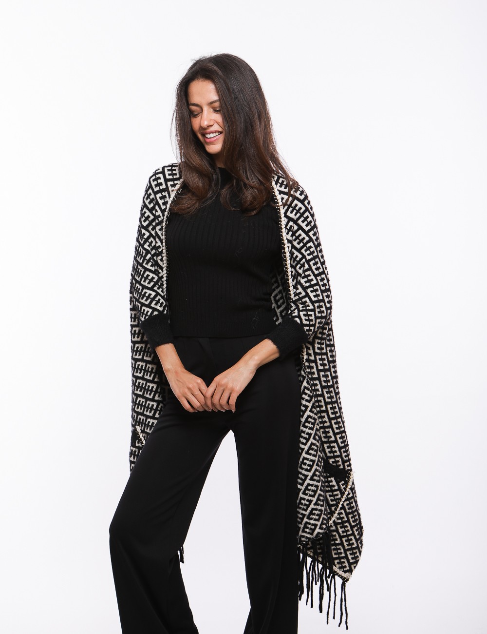 Cette image contient Poncho Carreaux chez Joliesse. à 179,99 TND en Tunisie. L'hexa de l'arrière plan est #E7E7E7