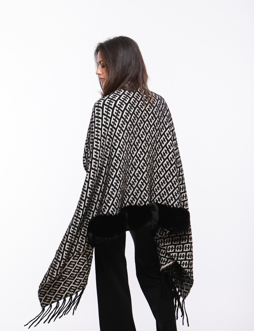 Cette image contient Poncho Carreaux chez Joliesse. à 179,99 TND en Tunisie. L'hexa de l'arrière plan est #E7E7E7