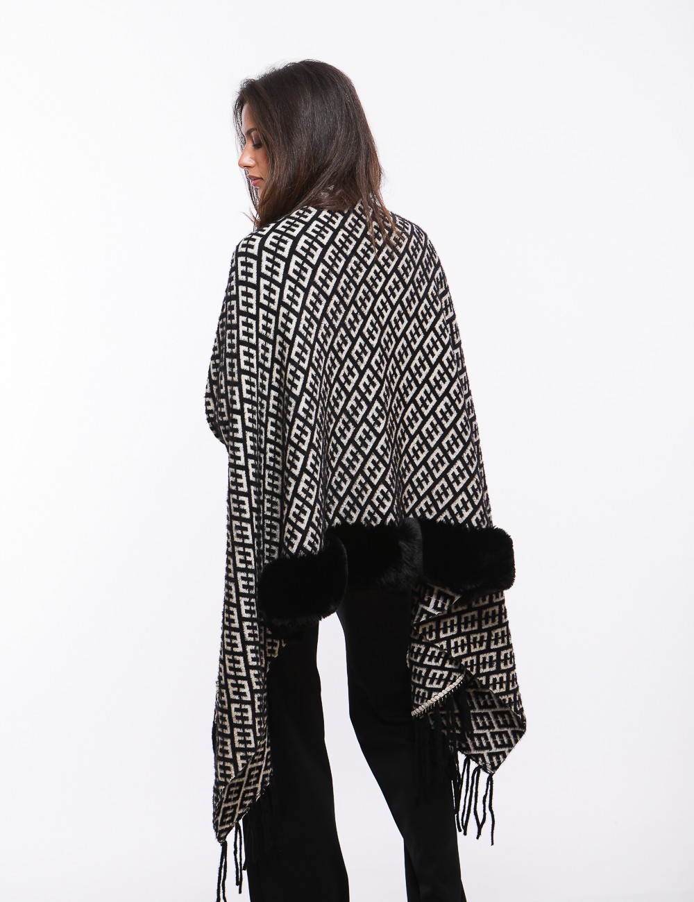 Cette image contient Poncho Carreaux chez Joliesse. à 179,99 TND en Tunisie. L'hexa de l'arrière plan est #E7E7E7