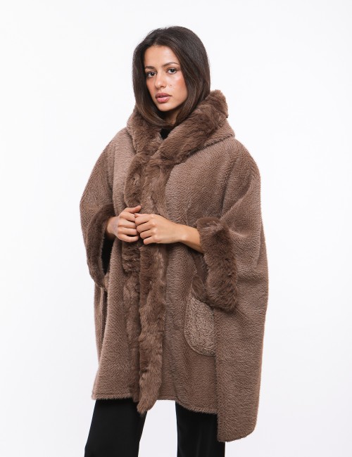 Cette image contient Poncho cape en fourrure chez Joliesse. à 259,99 TND en Tunisie. L'hexa de l'arrière plan est #E7E7E7