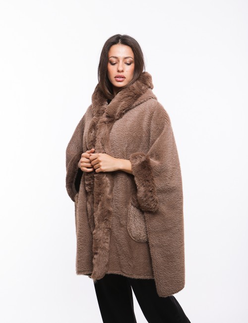 Cette image contient Poncho cape en fourrure chez Joliesse. à 259,99 TND en Tunisie. L'hexa de l'arrière plan est #E7E7E7