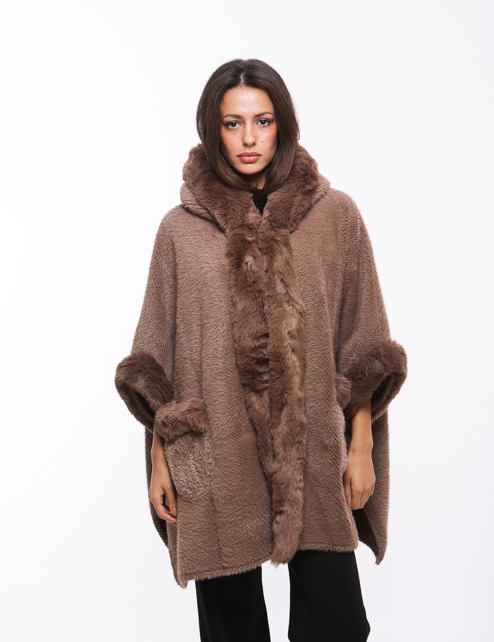 Cette image contient Poncho cape en fourrure chez Joliesse. à 259,99 TND en Tunisie. L'hexa de l'arrière plan est #E7E7E7