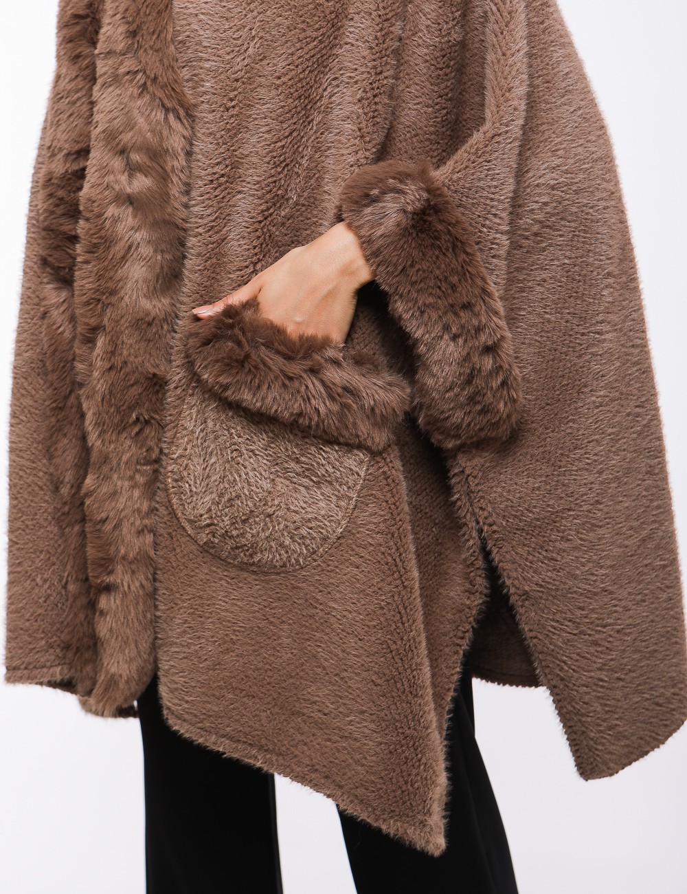 Cette image contient Poncho cape en fourrure chez Joliesse. à 259,99 TND en Tunisie. L'hexa de l'arrière plan est #E7E7E7
