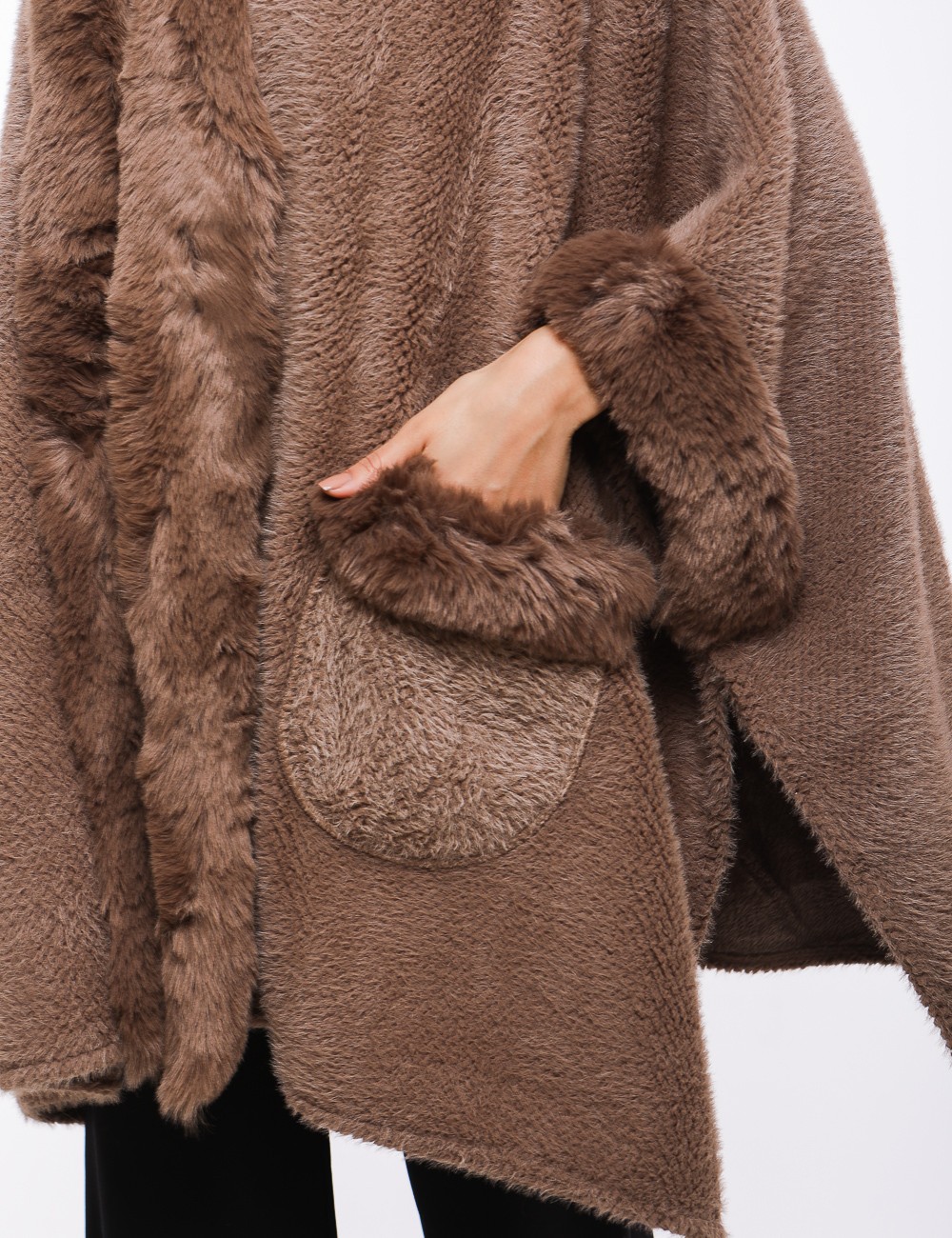 Cette image contient Poncho cape en fourrure chez Joliesse. à 259,99 TND en Tunisie. L'hexa de l'arrière plan est #E7E7E7