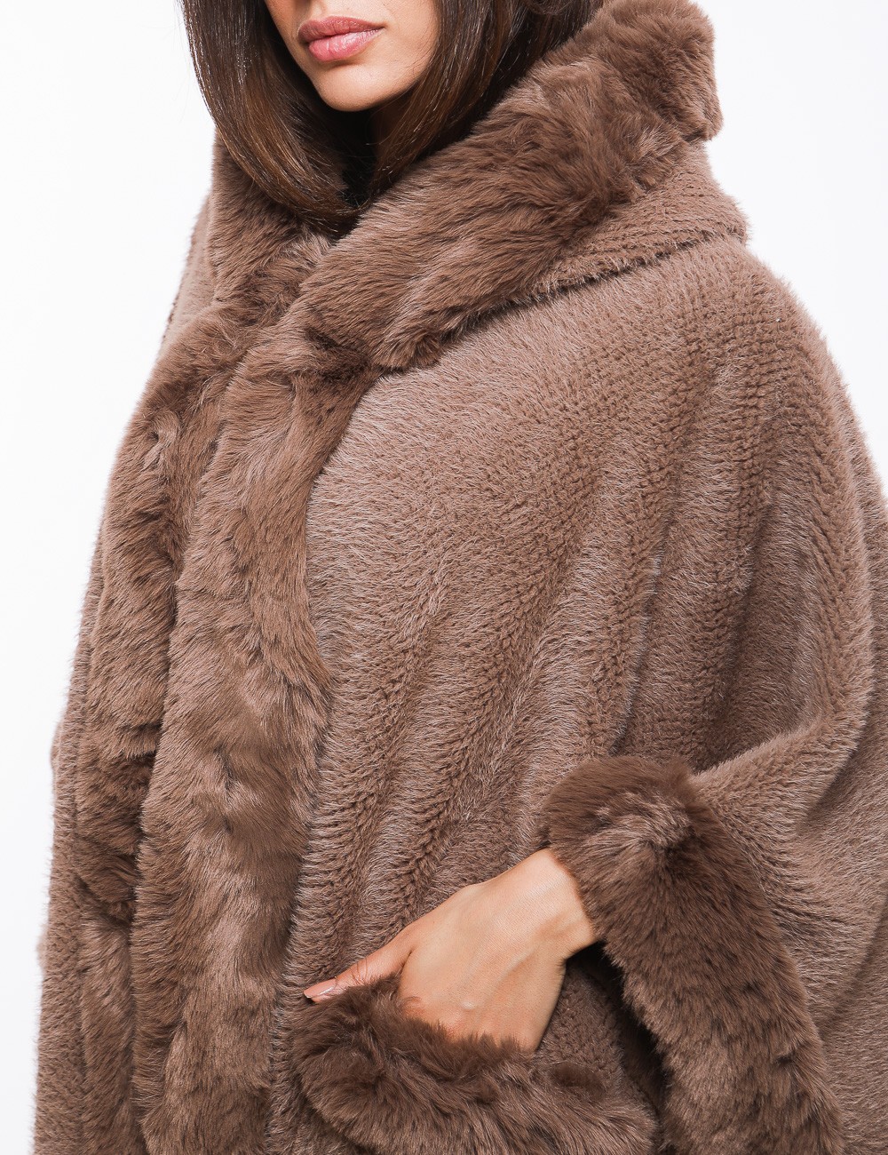 Cette image contient Poncho cape en fourrure chez Joliesse. à 259,99 TND en Tunisie. L'hexa de l'arrière plan est #E7E7E7