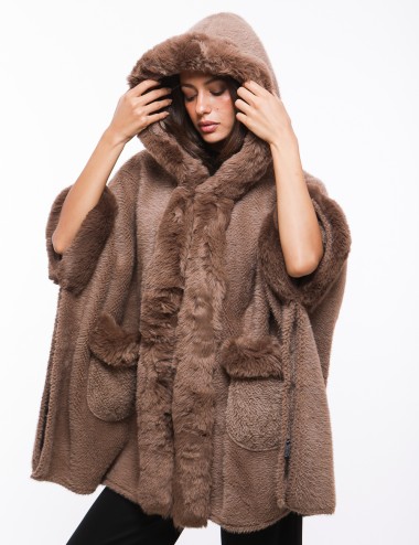 Cette image contient Poncho cape en fourrure chez Joliesse. à 259,99 TND en Tunisie. L'hexa de l'arrière plan est #E7E7E7