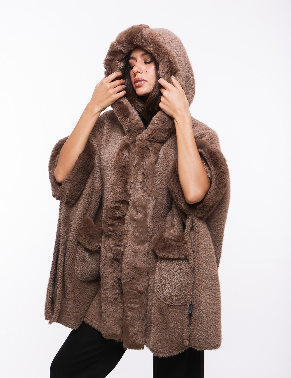 Cette image contient Poncho cape en fourrure chez Joliesse. à 259,99 TND en Tunisie. L'hexa de l'arrière plan est #E7E7E7