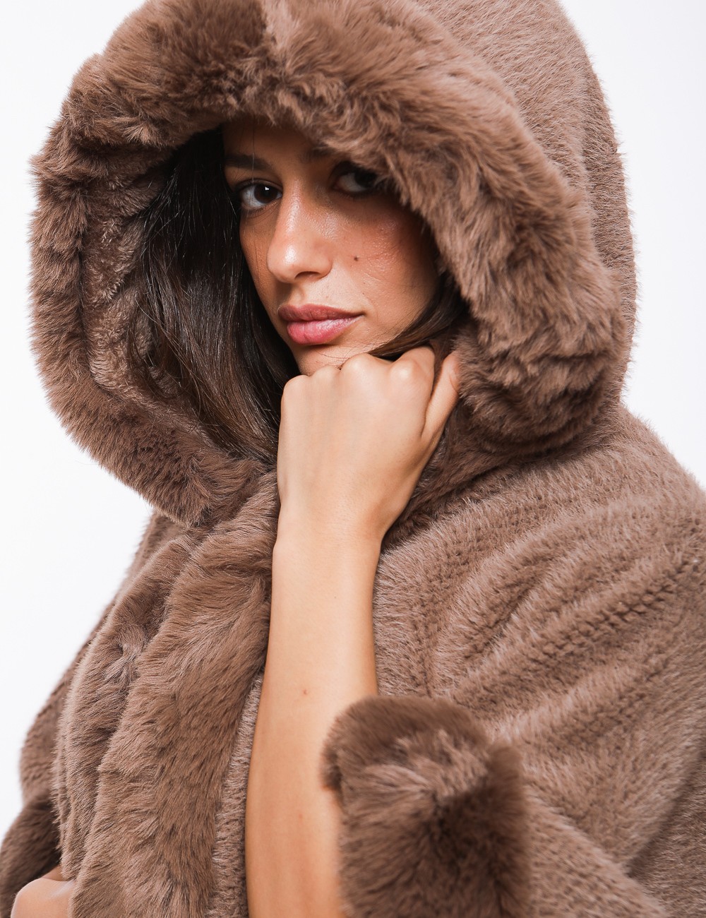 Cette image contient Poncho cape en fourrure chez Joliesse. à 259,99 TND en Tunisie. L'hexa de l'arrière plan est #E7E7E7