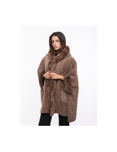 Cette image contient Poncho cape en fourrure chez Joliesse. à 259,99 TND en Tunisie. L'hexa de l'arrière plan est #E7E7E7