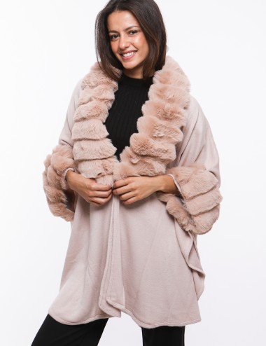 Cette image contient Poncho cape femme en fourrure chez Joliesse. à 269,99 TND en Tunisie. L'hexa de l'arrière plan est #E7E7E7