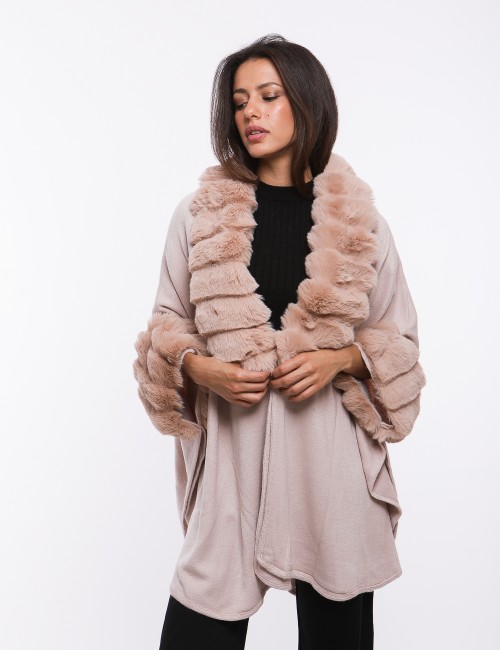 Cette image contient Poncho cape femme en fourrure chez Joliesse. à 269,99 TND en Tunisie. L'hexa de l'arrière plan est #E7E7E7