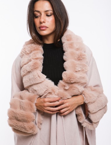 Cette image contient Poncho cape femme en fourrure chez Joliesse. à 269,99 TND en Tunisie. L'hexa de l'arrière plan est #E7E7E7