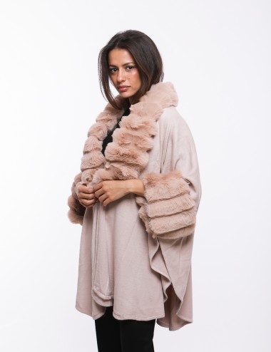 Cette image contient Poncho cape femme en fourrure chez Joliesse. à 269,99 TND en Tunisie. L'hexa de l'arrière plan est #E7E7E7