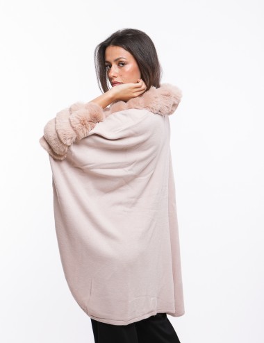 Cette image contient Poncho cape femme en fourrure chez Joliesse. à 269,99 TND en Tunisie. L'hexa de l'arrière plan est #E7E7E7