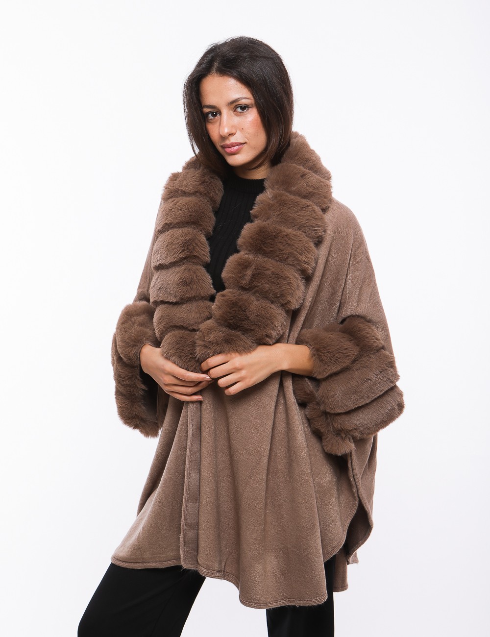 Cette image contient Poncho cape femme en fourrure chez Joliesse. à 269,99 TND en Tunisie. L'hexa de l'arrière plan est #E7E7E7