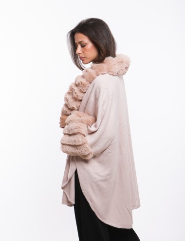 Cette image contient Poncho cape femme en fourrure chez Joliesse. à 269,99 TND en Tunisie. L'hexa de l'arrière plan est #E7E7E7
