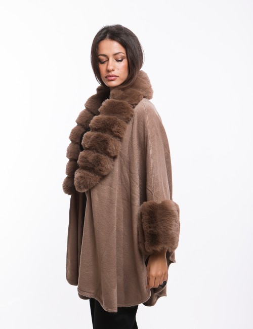 Cette image contient Poncho cape femme en fourrure chez Joliesse. à 269,99 TND en Tunisie. L'hexa de l'arrière plan est #E7E7E7