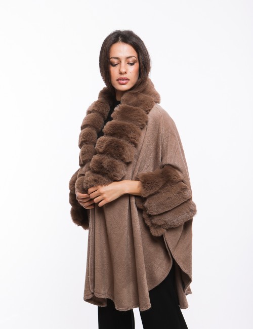 Cette image contient Poncho cape femme en fourrure chez Joliesse. à 269,99 TND en Tunisie. L'hexa de l'arrière plan est #E7E7E7