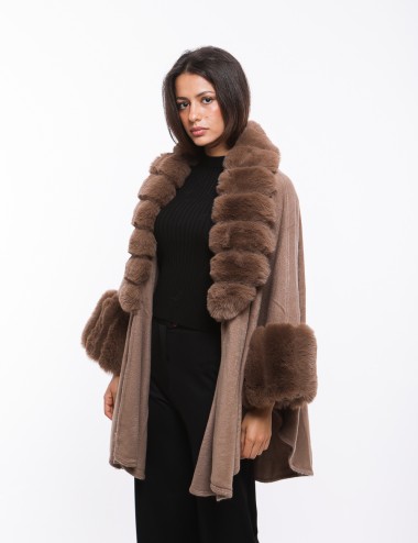 Cette image contient Poncho cape femme en fourrure chez Joliesse. à 269,99 TND en Tunisie. L'hexa de l'arrière plan est #E7E7E7