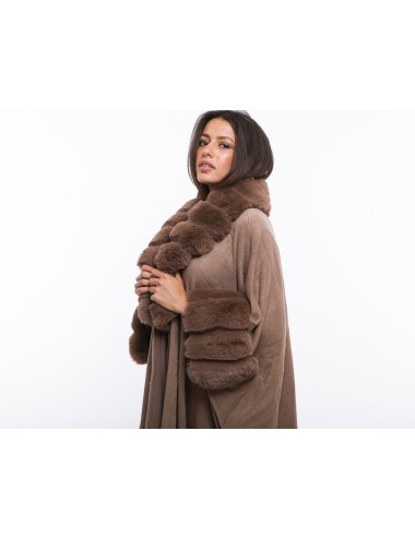 Cette image contient Poncho cape femme en fourrure chez Joliesse. à 269,99 TND en Tunisie. L'hexa de l'arrière plan est #E7E7E7