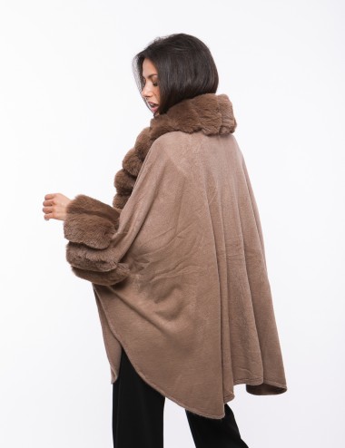 Cette image contient Poncho cape femme en fourrure chez Joliesse. à 269,99 TND en Tunisie. L'hexa de l'arrière plan est #E7E7E7