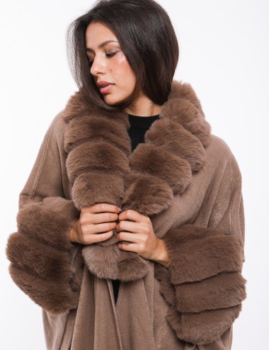 Cette image contient Poncho cape femme en fourrure chez Joliesse. à 269,99 TND en Tunisie. L'hexa de l'arrière plan est #E7E7E7