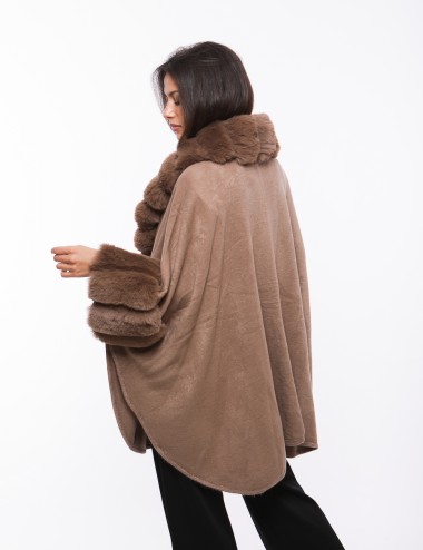 Cette image contient Poncho cape femme en fourrure chez Joliesse. à 269,99 TND en Tunisie. L'hexa de l'arrière plan est #E7E7E7