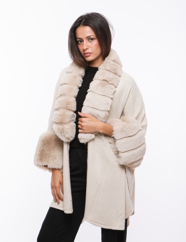 Cette image contient Poncho cape femme en fourrure chez Joliesse. à 269,99 TND en Tunisie. L'hexa de l'arrière plan est #E7E7E7