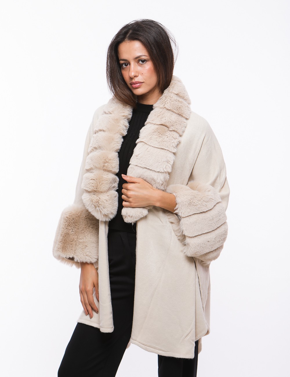 Cette image contient Poncho cape femme en fourrure chez Joliesse. à 269,99 TND en Tunisie. L'hexa de l'arrière plan est #E7E7E7